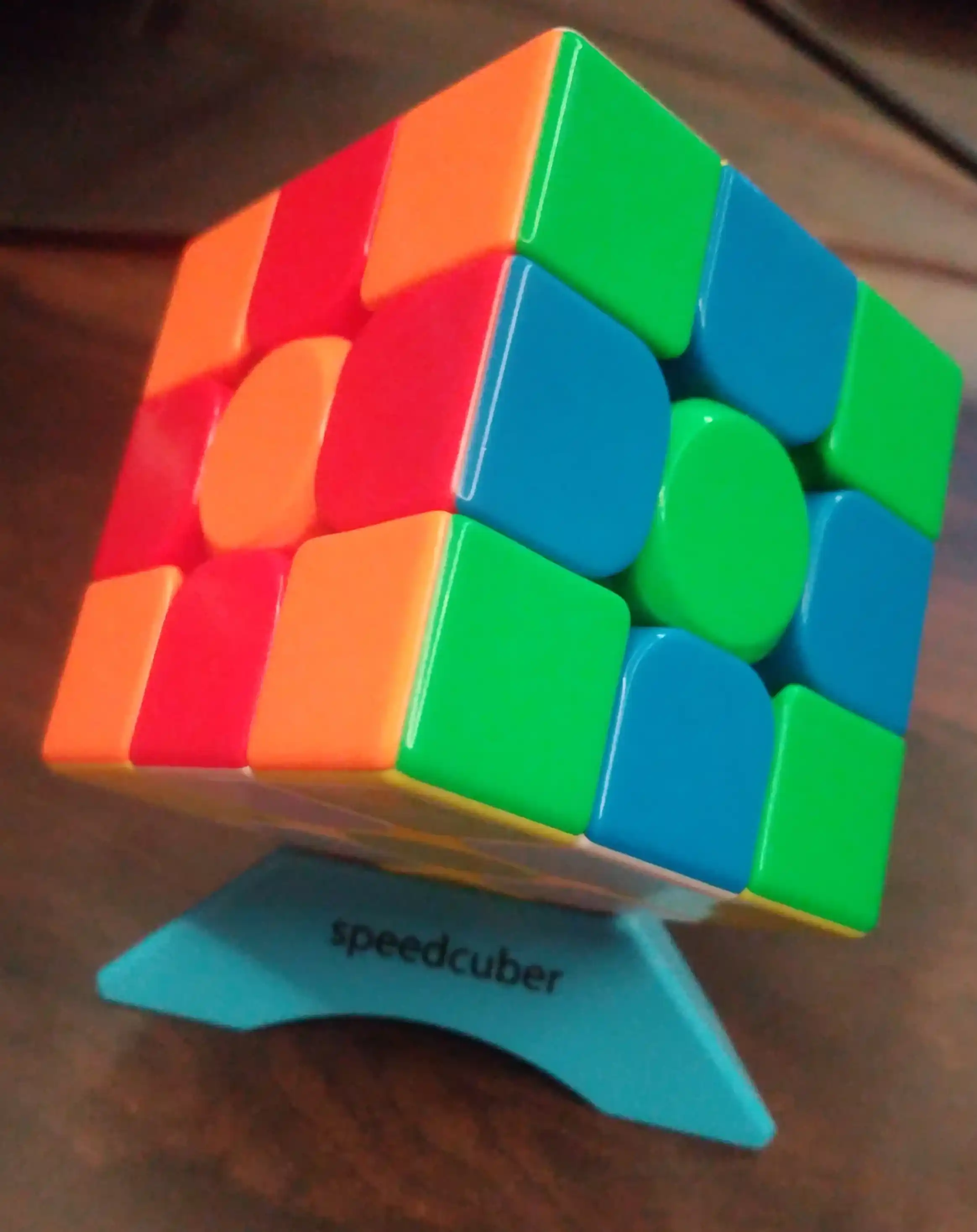 Alternating colors pattern on a 3x3 cube
